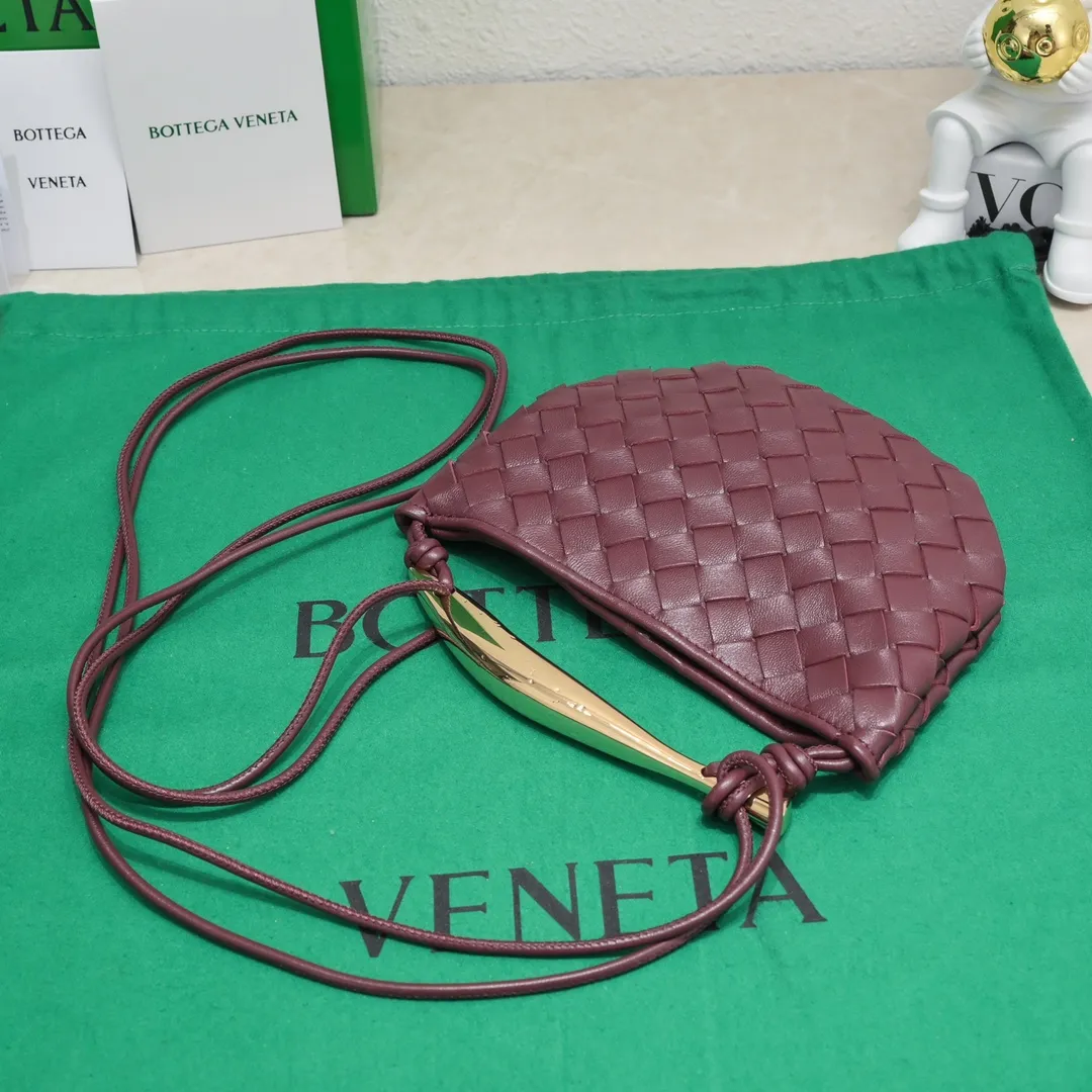 Batch of 1260 BV Mini Sardine is coming‼ ️Super high-end, stainless steel hardware + 24k real gold plating process, fish scales (concave and convex positions) are the finishing touch, the sardine bag that can be carried cross-body is completely beautiful to the heart. The metal element handle and weaving are perfectly combined to completely integrate the artistic sense and elegance and fashion. It is really like a work of art🏺The large size is elegant, the small size is exquisite and cute, a must-have item for fashionistas, and the details are perfectly reproduced. Style number: 6680# Size 20*12*2.5